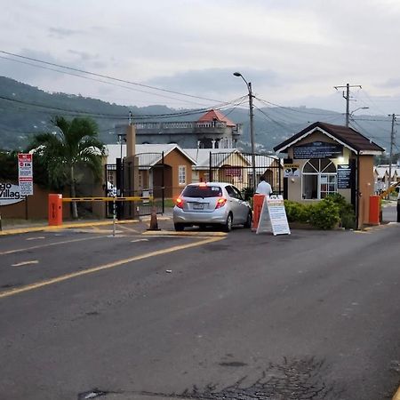 The Rest Stop- Gated Community-24 Hrs Security Teluk Montego Bagian luar foto